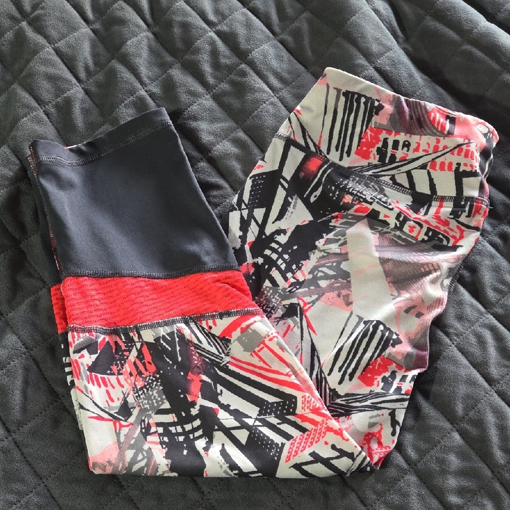 Danskin Black and Pink Graphic Capri Leggings